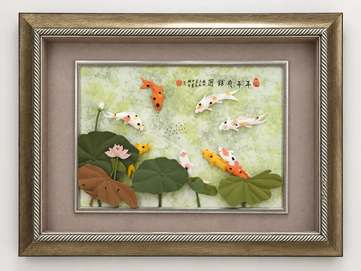 荷池錦游立體紙雕正面棚拍,完整呈現作品與畫框